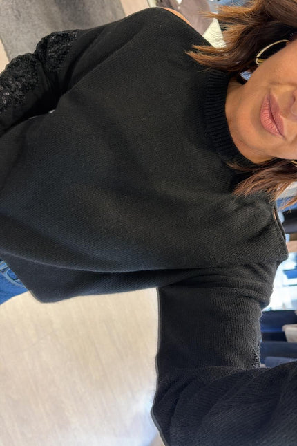 Girocollo nero in maglia con ricamo kk