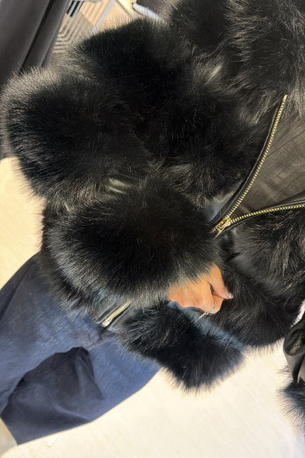 Pelliccia eco con dettagli leather-effect nera yl