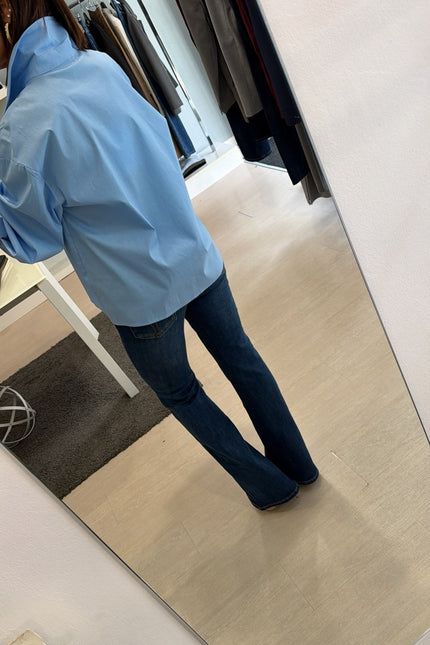 Camicia Oversize Azzurra spilla gioiello kk