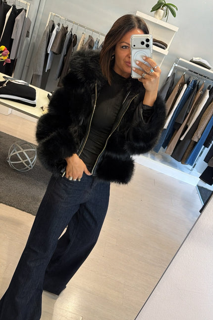 Pelliccia eco con dettagli leather-effect nera yl