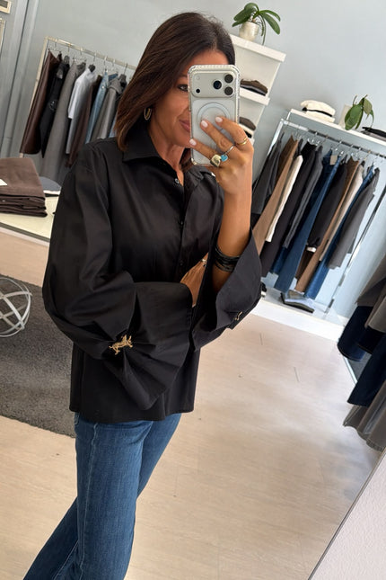 Camicia Oversize Nera spilla gioiello kk