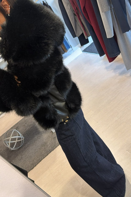 Pelliccia eco con dettagli leather-effect nera yl