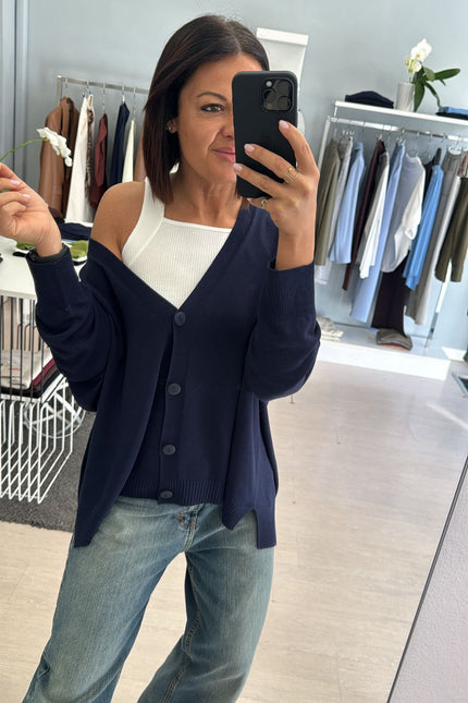 Cardigan over blu