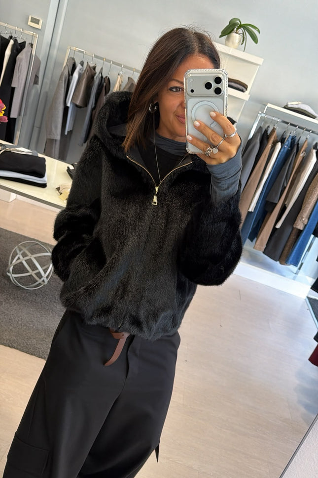 Bomber in Ecopelliccia con cappuccio nera Ak
