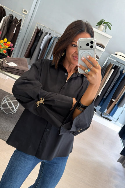 Camicia Oversize Nera spilla gioiello kk