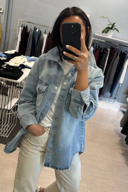 Giacca camicia over denim
