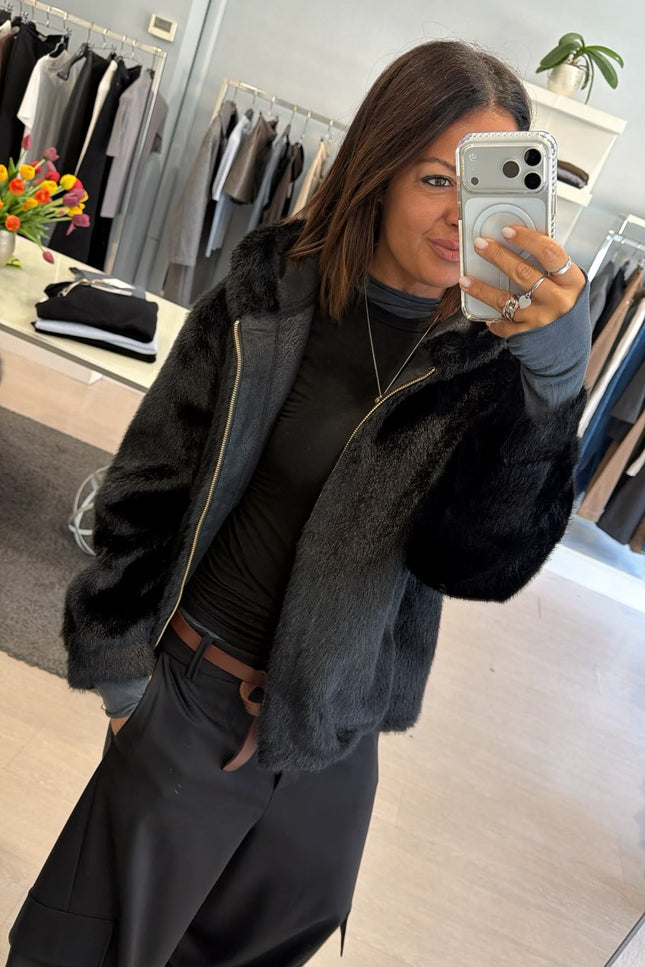 Bomber in Ecopelliccia con cappuccio nera Ak