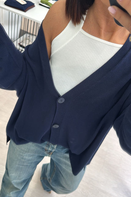 Cardigan over blu