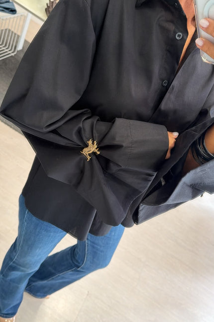 Camicia Oversize Nera spilla gioiello kk