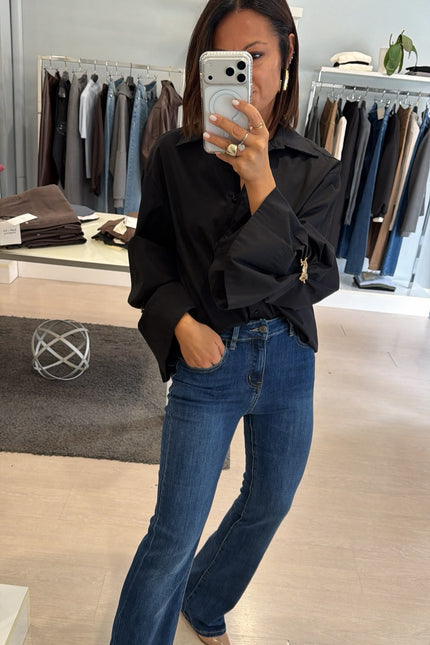 Camicia Oversize Nera spilla gioiello kk