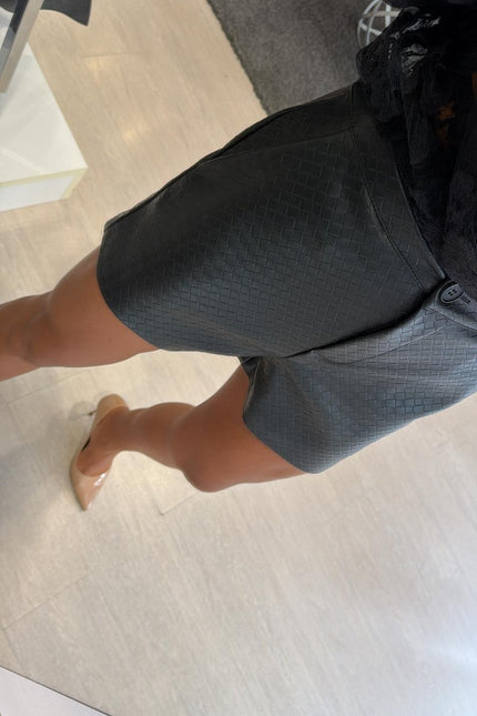 Shorts nero in ecopelle intrecciata kk