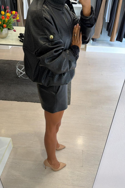 Bomber nero in ecopelle intrecciata kk