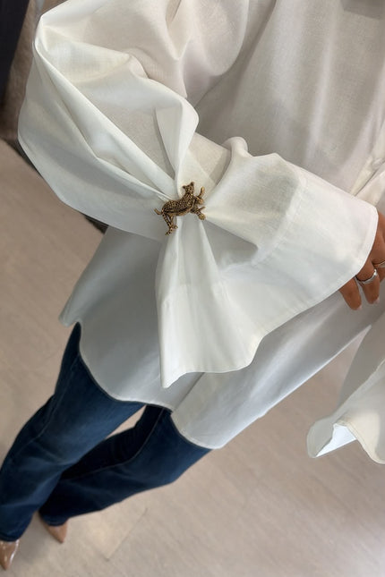Camicia Oversize Bianca spilla gioiello kk