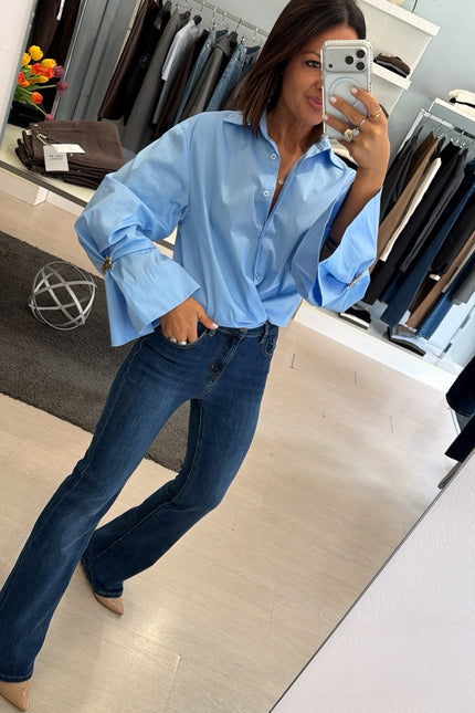 Camicia Oversize Azzurra spilla gioiello kk