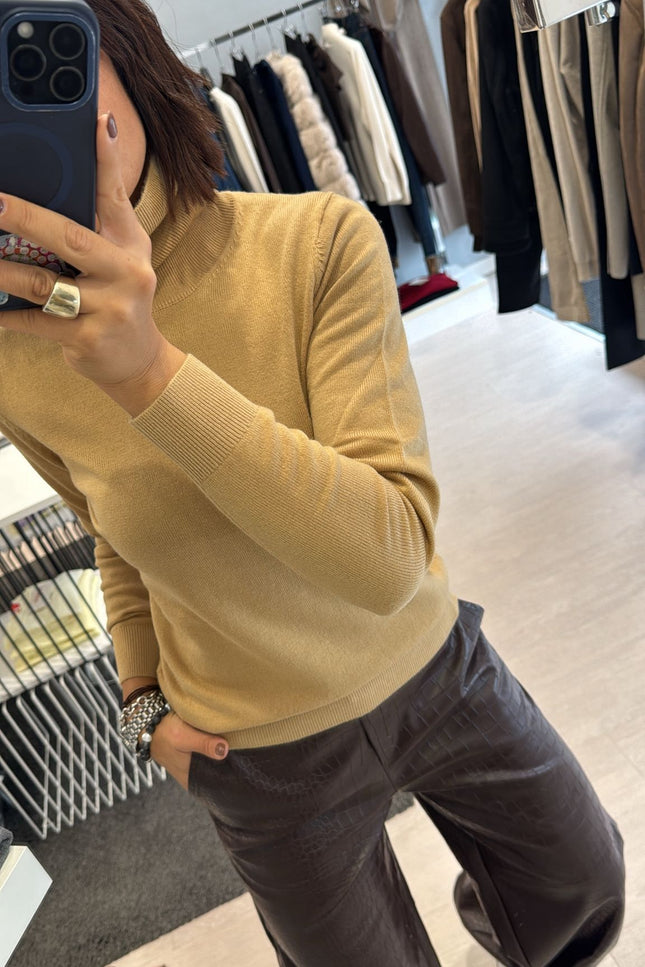 Dolcevita lana merino cammello