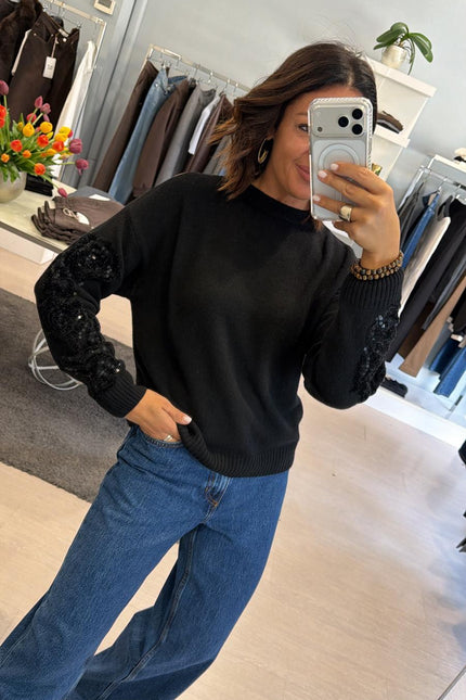 Girocollo nero in maglia con ricamo kk