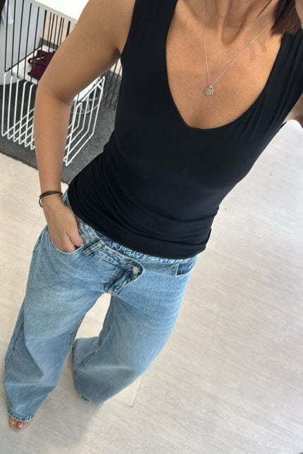 Canotta scollatura a cuore nera cc