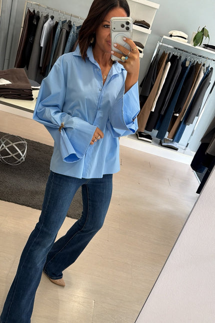 Camicia Oversize Azzurra spilla gioiello kk