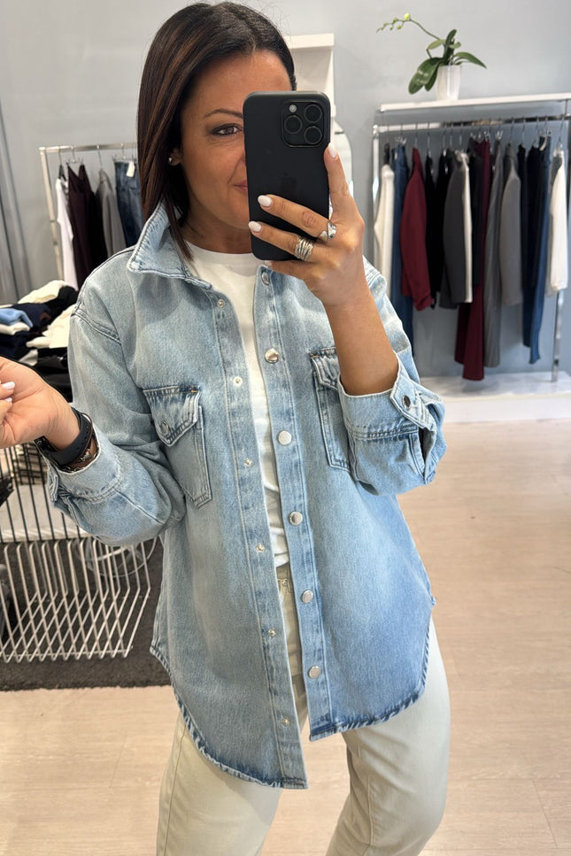 Giacca camicia over denim