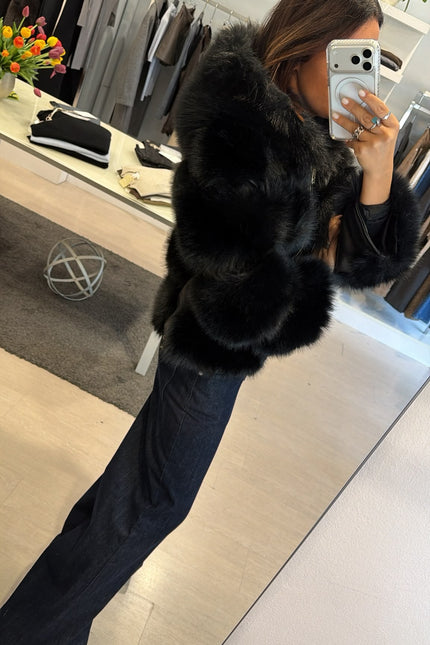 Pelliccia eco con dettagli leather-effect nera yl