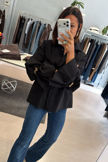Camicia Oversize Nera spilla gioiello kk