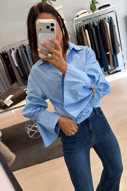 Camicia Oversize Azzurra spilla gioiello kk