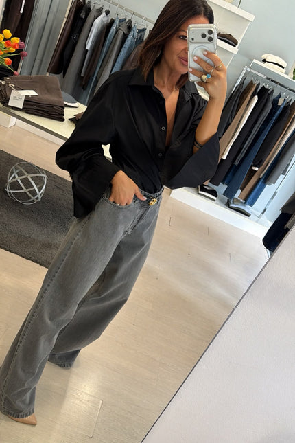 Camicia Oversize Nera spilla gioiello kk