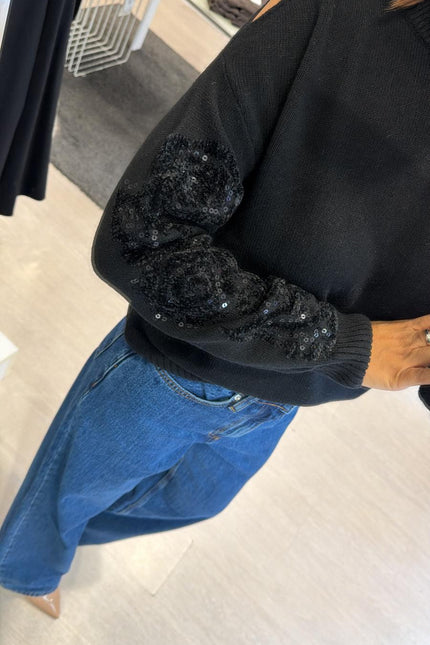 Girocollo nero in maglia con ricamo kk