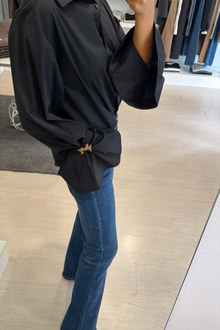 Camicia Oversize Nera spilla gioiello kk