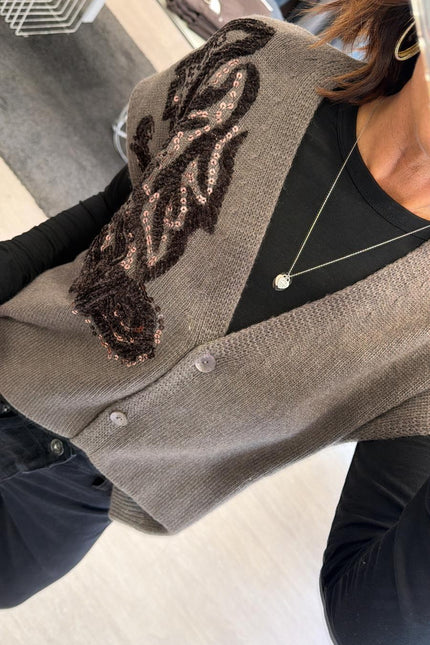 Gilet tortora in maglia con ricamo kk