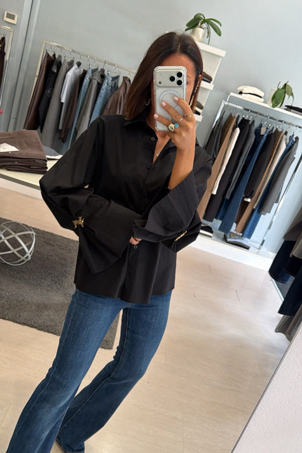 Camicia Oversize Nera spilla gioiello kk