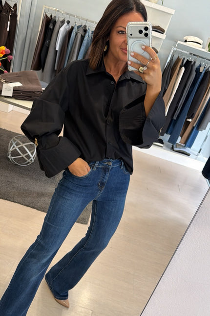 Camicia Oversize Nera spilla gioiello kk