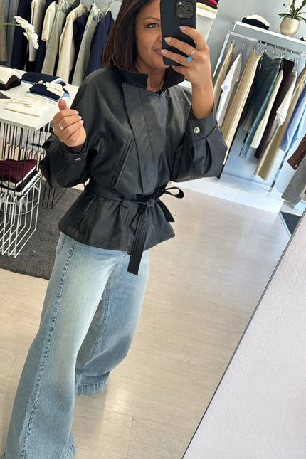 Giacca ecopelle nera con cintura