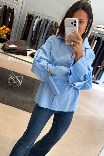 Camicia Oversize Azzurra spilla gioiello kk