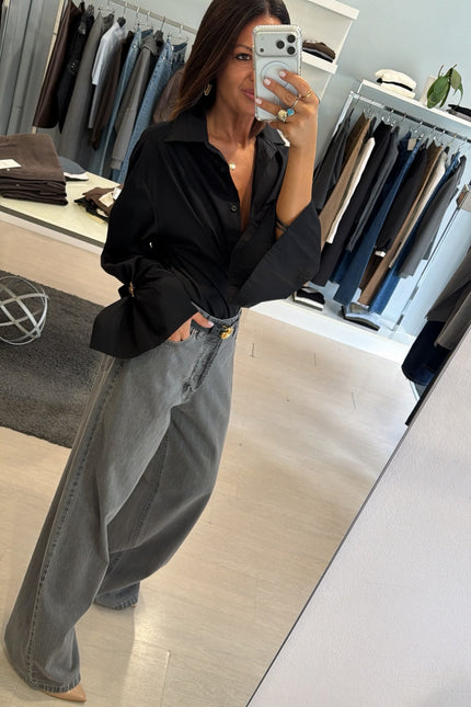 Camicia Oversize Nera spilla gioiello kk