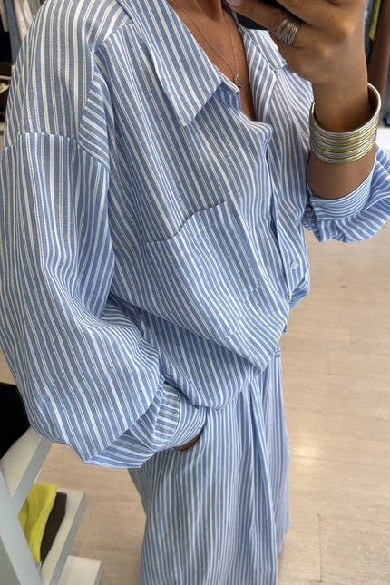 Camicia oversize a righe bianca azzurra cc