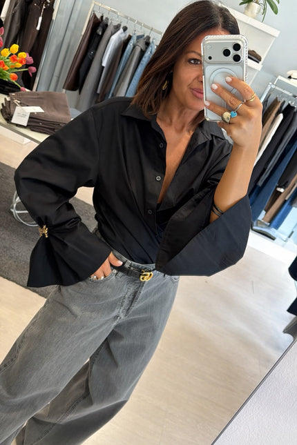 Camicia Oversize Nera spilla gioiello kk