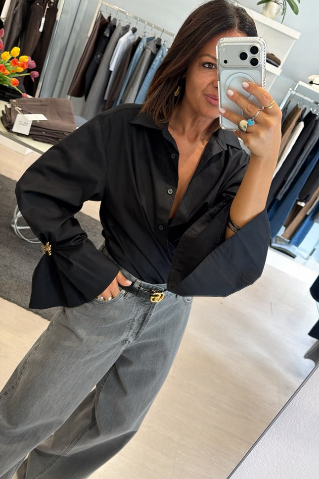 Camicia Oversize Nera spilla gioiello kk