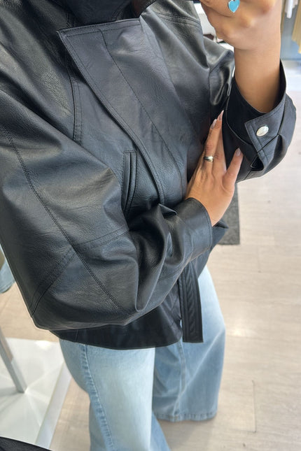 Giacca ecopelle nera con cintura