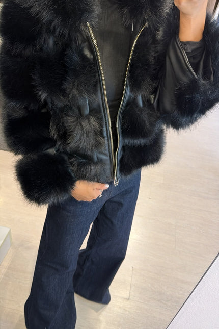 Pelliccia eco con dettagli leather-effect nera yl