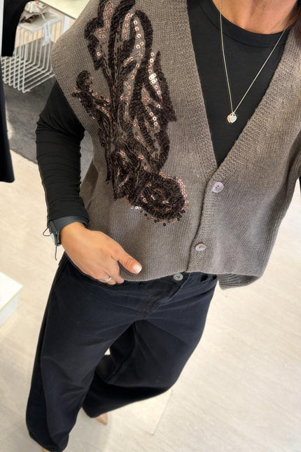 Gilet tortora in maglia con ricamo kk
