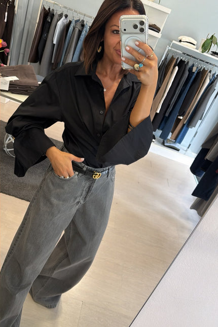 Camicia Oversize Nera spilla gioiello kk