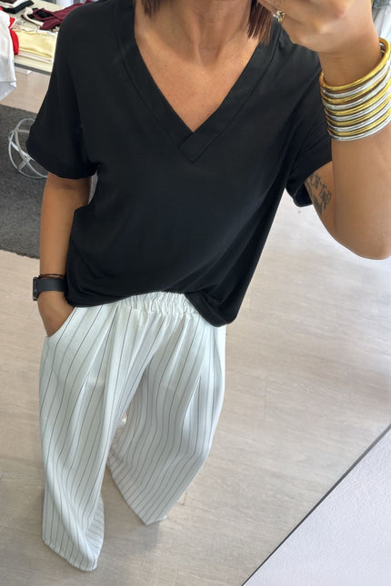 T-shirt regular scollo a V nera kk