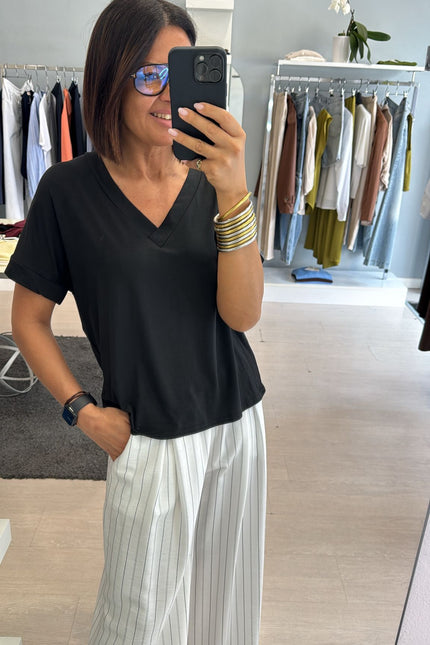 T-shirt regular scollo a V nera kk