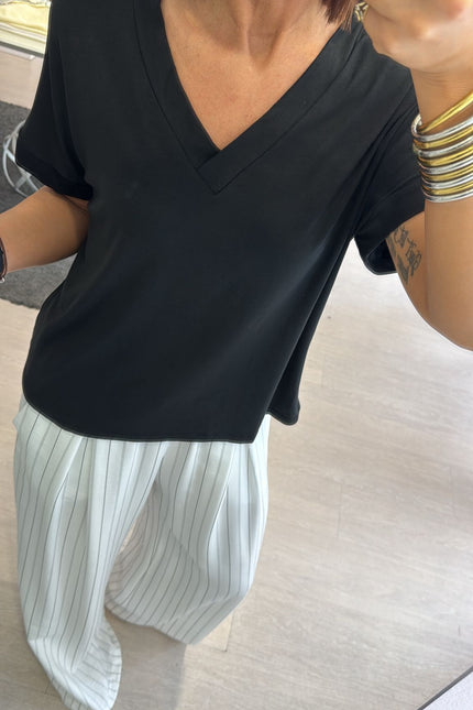 T-shirt regular scollo a V nera kk