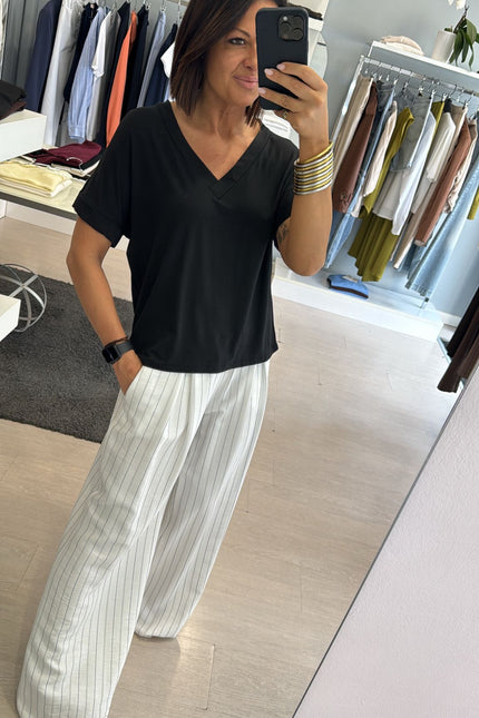T-shirt regular scollo a V nera kk