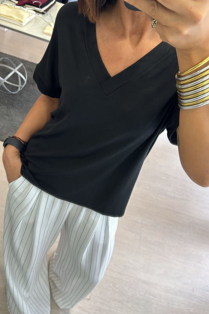 T-shirt regular scollo a V nera kk