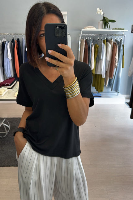 T-shirt regular scollo a V nera kk