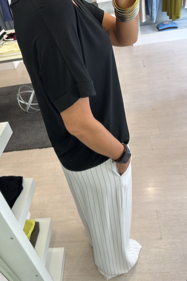 T-shirt regular scollo a V nera kk