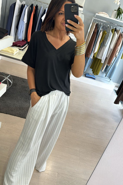T-shirt regular scollo a V nera kk
